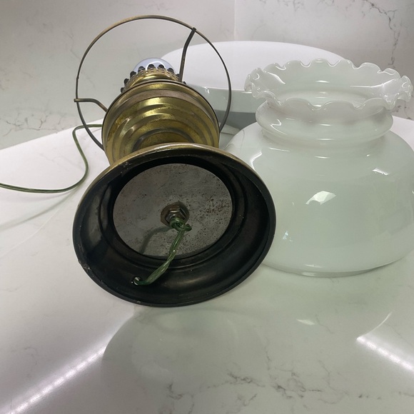 Vintage brass lamp with glass globe and turn key electric (test and works) 1L - Picture 6 of 6